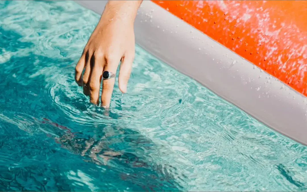 Assurer la durabilité de votre abri de piscine : Conseils pour un traitement optimal de l’eau