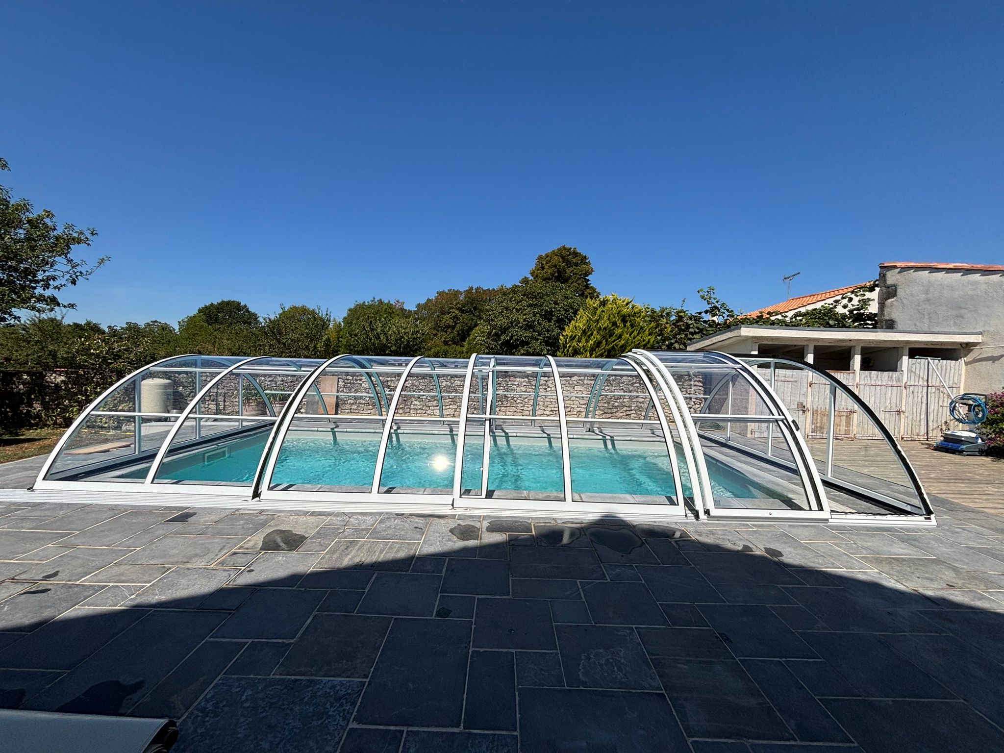 Abri de piscine mi haut super Abri de piscine mi haut super